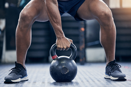 4 benefícios incríveis de balanços de kettlebell