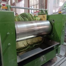 Processo de produção, as matérias -primas são transformadas em tapete de ioga através de amassar, plasticizar, espuma e outras técnicas de processamento.