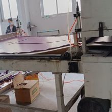 Processo de corte, personalize o dado de acordo com o tamanho personalizado e corte o tapete de ioga através da máquina de corte automática que garantindo efetivamente a consistência do produto.