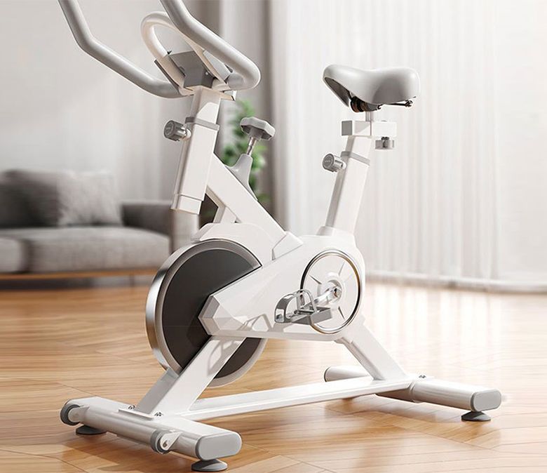 Bicicleta esportiva de spin de exercício em casa