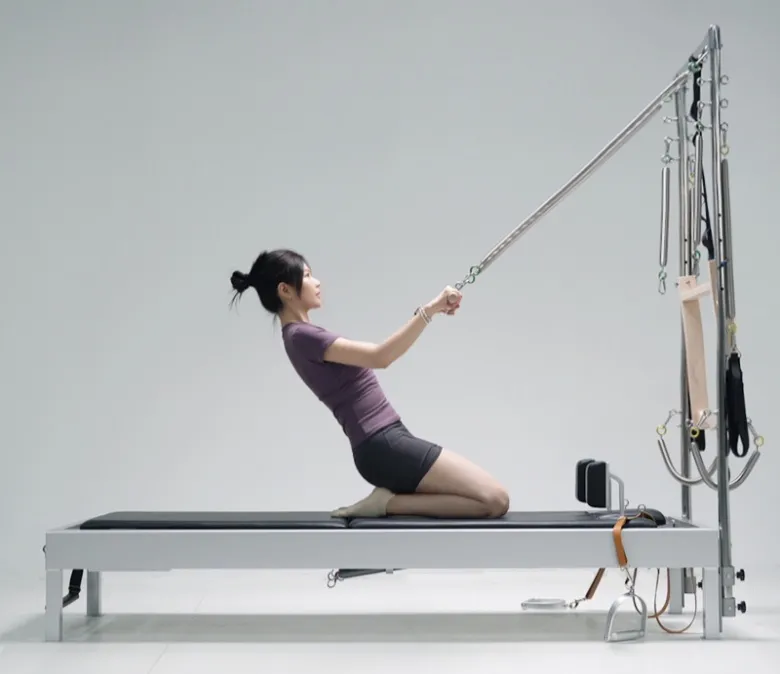 Reformer clássico de Pilates com torre